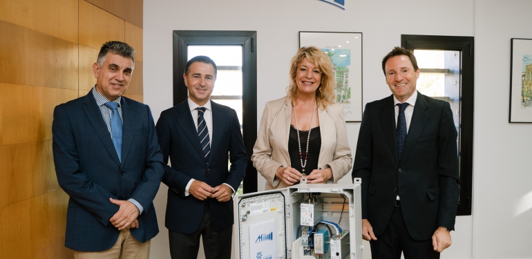 Visita de la alcaldesa de Huelva, Pilar Miranda, a Aguas de Huelva para conocer el sistema de telelectura.