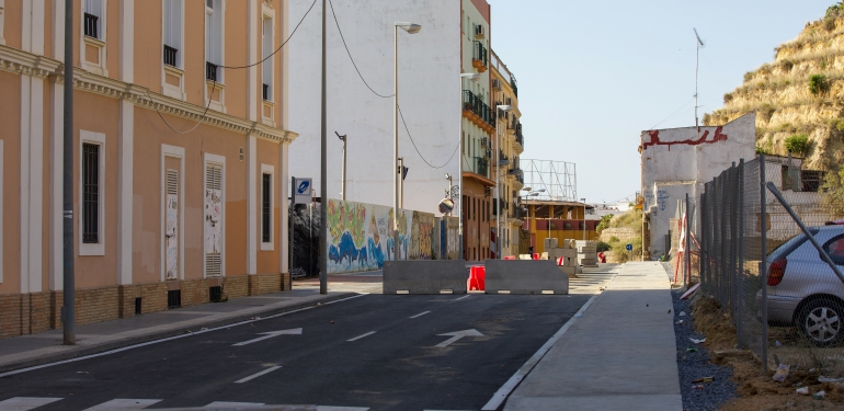 La calle Médico Luis Buendía cortada por las obras de reforma de La Merced.