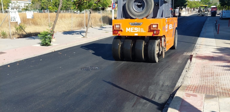 El Ayuntamiento acomete un asfaltado “de urgencia” en la calle Aruba, que sirve de acceso al Centro Comercial Holea