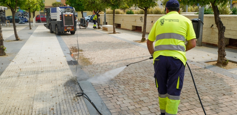 El plan de limpieza de choque del Ayuntamiento alcanza ya a la mitad de la ciudad de Huelva