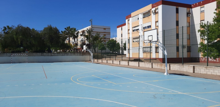 El Ayuntamiento pone a punto las pistas deportivas de las barriadas