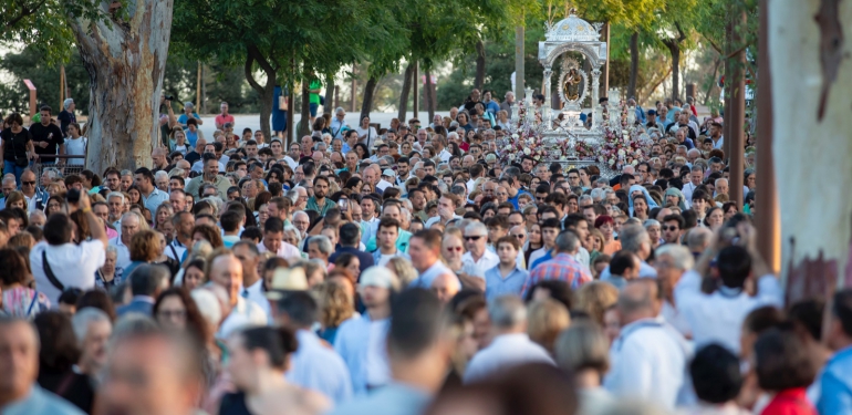 Miles de onubenses acompañan a su patrona en el tradicional traslado a la catedral