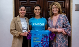 El Ayuntamiento muestra su compromiso con la triatleta onubense Carmen González, que lucha por competir en los Juegos Paralímpic