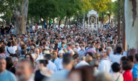 Miles de onubenses acompañan a su patrona en el tradicional traslado a la catedral